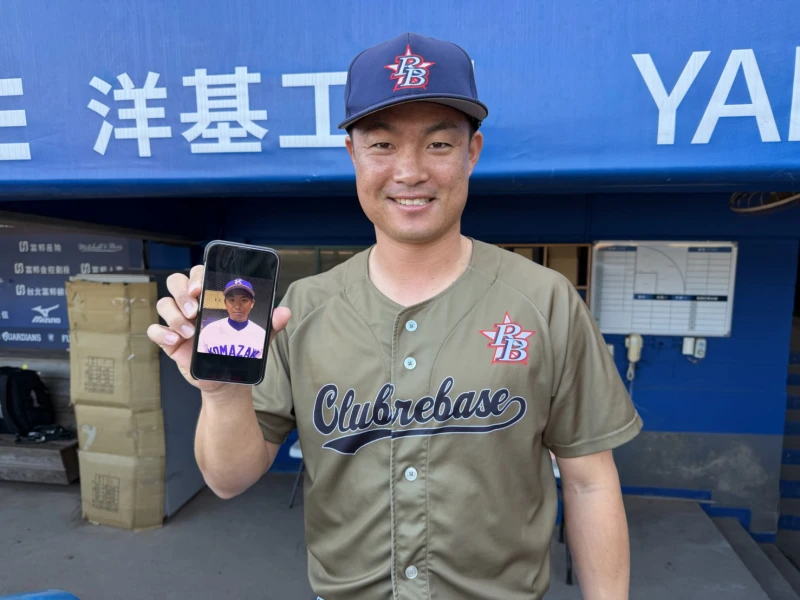 福山亮秀出手機裡今永昇太的照片。吳敏欣攝