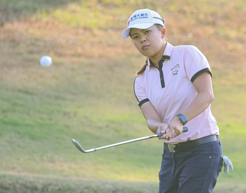 台灣大哥大女子公開賽衛冕冠軍、台灣大哥大贊助選手徐薇淩打完第二輪後暫居並列第七，只落後領先者三桿。大會提供
