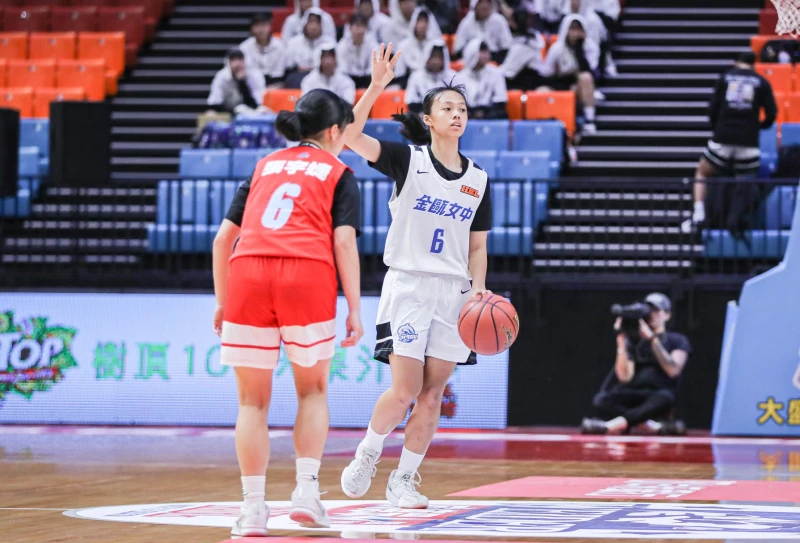 高一菜鳥劉昕霏三分球8中3。高中體提供