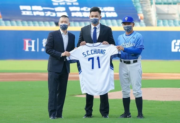 當年富邦特別安排江少慶加盟儀式。富邦悍將提供