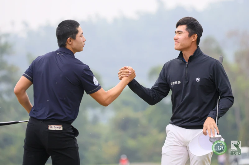 林銓泰(左)和地主選手蘇晉弘兩人，直到第18洞才分出勝負。Tpga ／林聖凱攝影