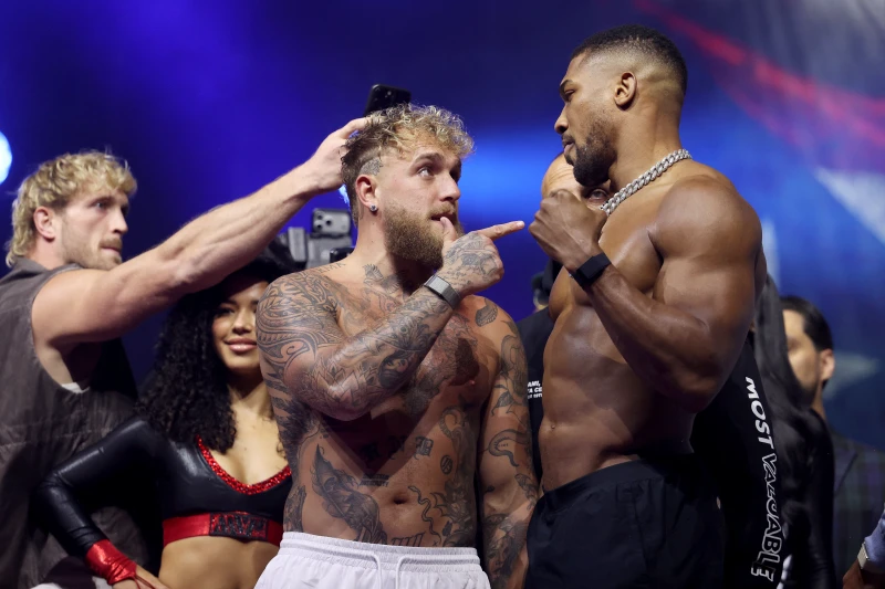 前世界重量級拳王約書亞(Anthony Joshua，右)在周六上午將對上YouTuber網紅轉戰拳壇的傑克保羅(Jake Paul)。法新社