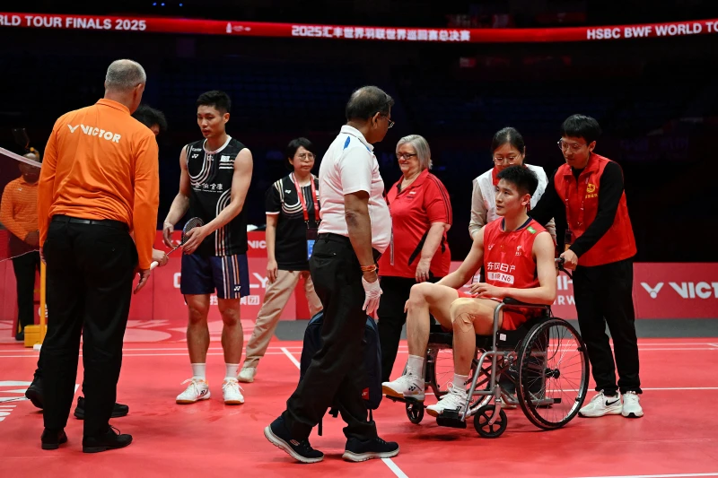 李詩灃受傷被輪椅推出場外。法新社