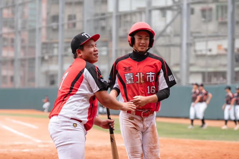 陳昱豪（右）三壘安打帶有3打點。大會提供