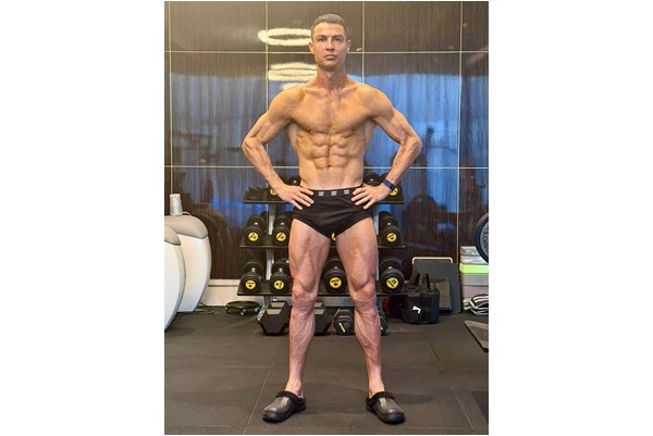 40歲的C.羅展現恐怖 的肌肉。摘自C.羅IG