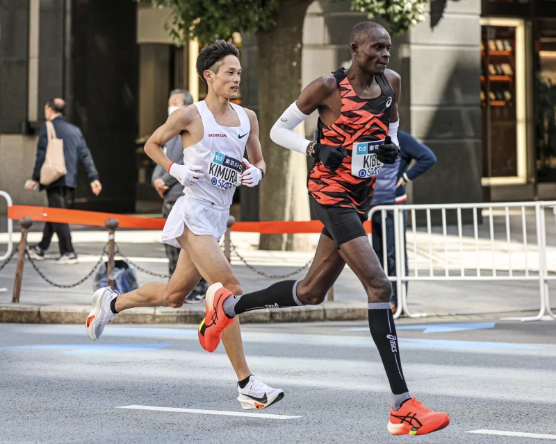 34歲的肯亞選手其貝（Bethwel Kibet，右）。摘自推特