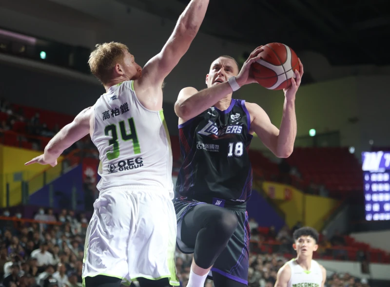 攻城獅洋將帕塞獅繳出回台後最精采表現，做苦工貢獻14分13籃板。陳楷攝