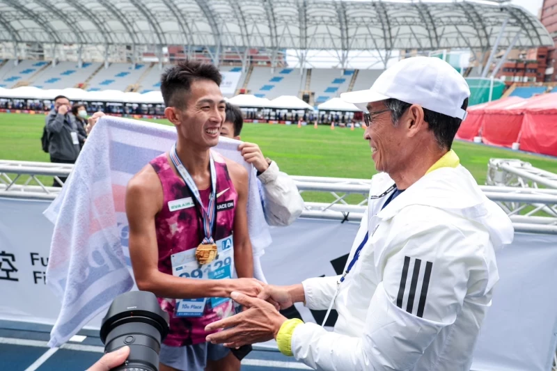 周庭印三月在浙江嘉興的2小時21分20秒，距離自己去年台北馬寫下的個人紀錄只有三秒之差。資料照片