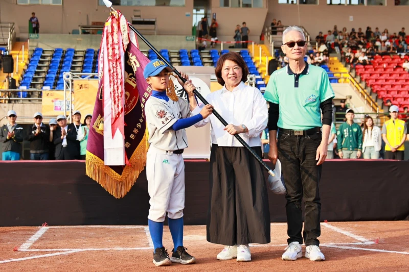 台北市福林國小代表歸還優勝旗。學生棒聯提供
