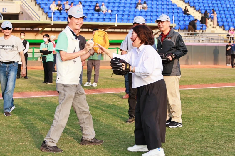 市長黃敏惠開球。學生棒聯提供