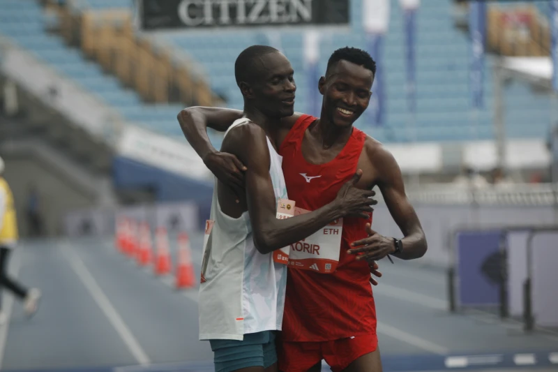 肯亞選手其貝（Bethwel Kibet，左）以2小時9分31秒完賽，以13秒之差無緣打破大會紀錄。詹健全攝