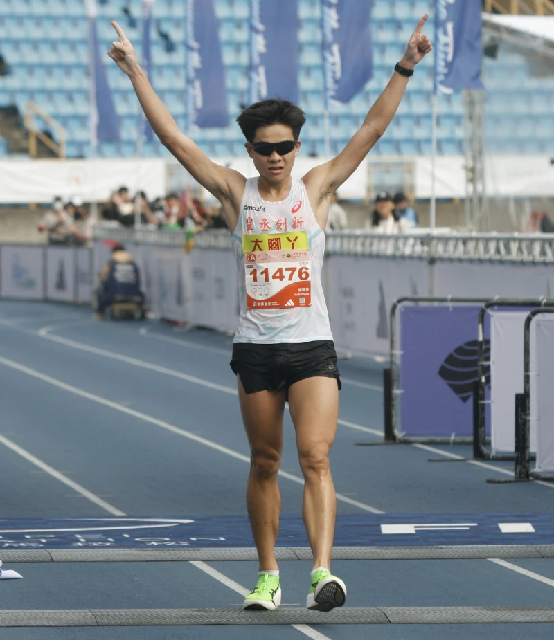 國內組則由生涯第二次跑馬拉松的施育佐奪冠。詹健全攝