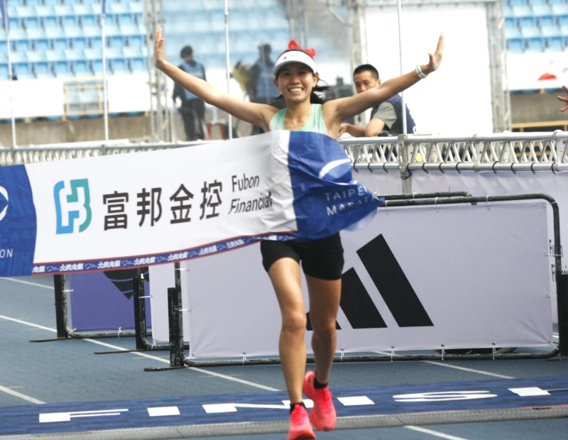 女子組則由去年半馬冠軍張芷瑄升級全馬以2小時47分14秒獲得生涯首座台北馬。詹健全攝