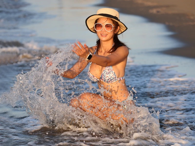 在暖暖的冬陽下玩水，非常開心。特約記者 郭運復攝影