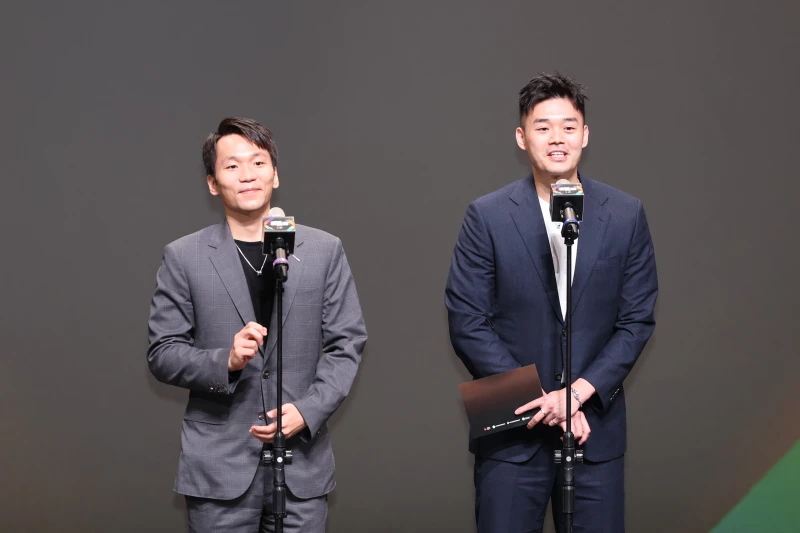 已經升任運動部長李洋(左)與過去搭檔王齊麟一同出席頒獎。李天助攝