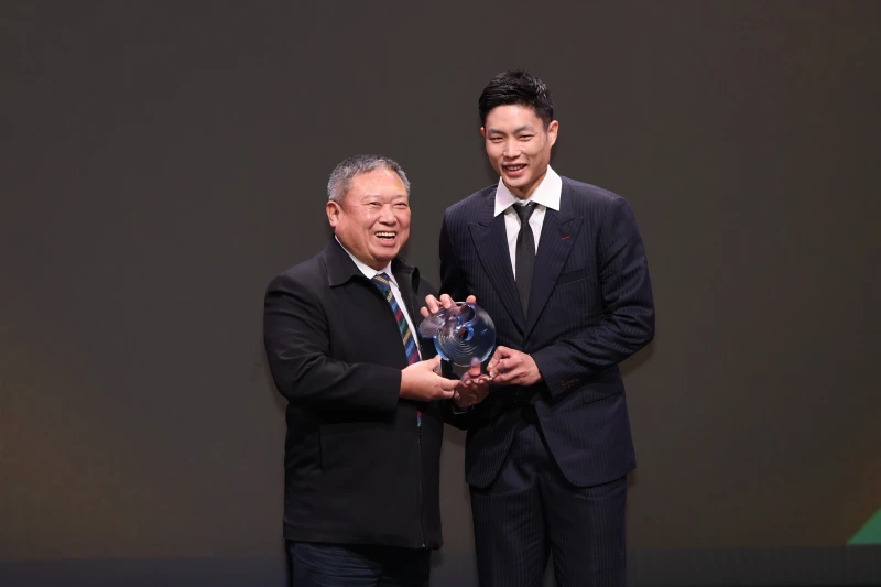 周天成(右)獲最佳運動精神獎。李天助攝