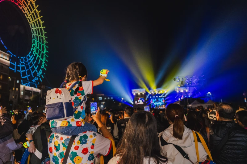 12 月 20 日晚間舉辦的「擁抱演唱會」規格全面升級，現場宛如巨型音樂祭。大會提供