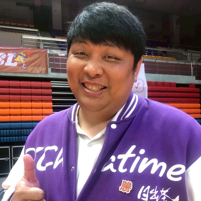 光復首勝杰總爆5歲兒愛籃球愛老爸送勝貼布。高中體總提供