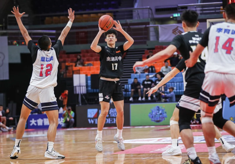 南湖陳泓宇9中3得21分。高中體總提供