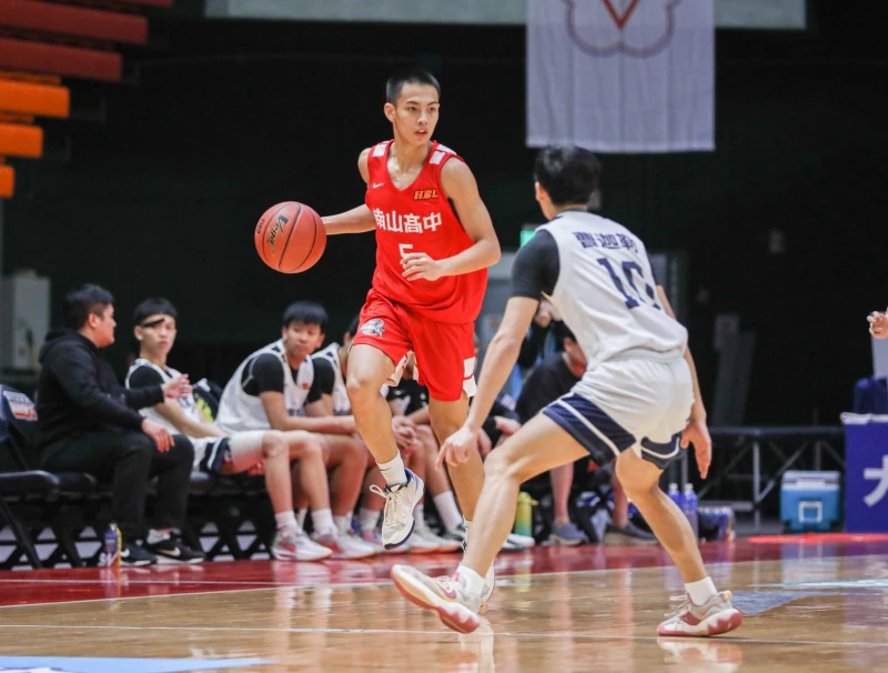 南山石靖瑜 近3場飆13記 記三分球。高中體總提供