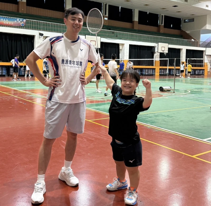 鄭竣逸(左)是帕拉羽球國手吳于嫣的指導教練，長期陪伴選手走過訓練與競賽的每一個階段。新北市體育局提供