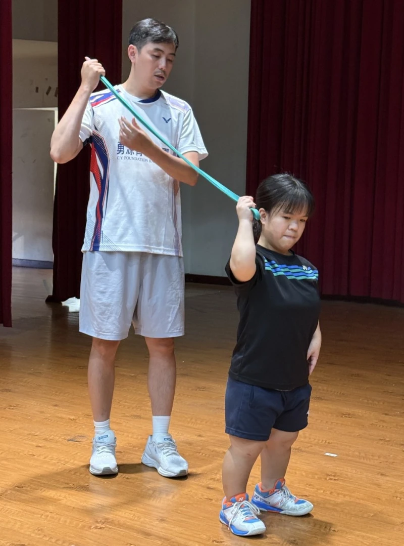 隨著運動科學的進步，鄭竣逸將數據分析與國際賽事影片融入帕拉羽球訓練。新北市體育局提供