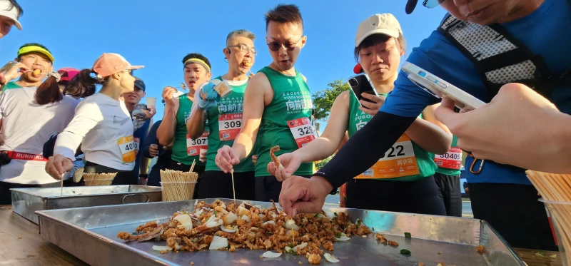 經典夜市美食補給站讓跑者嘴角留香。高雄運發局提供