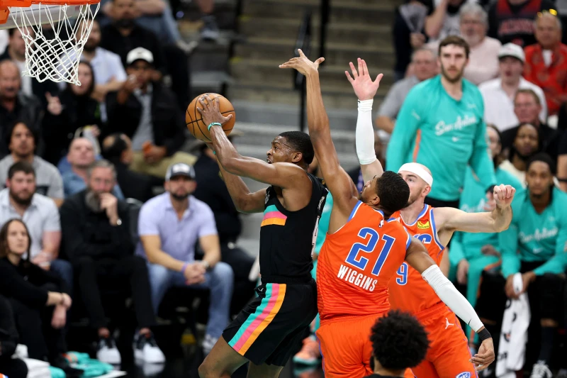 馬刺靠著福克斯（De'Aaron Fox，左）全場29分領軍下三度擊敗雷霆。法新社