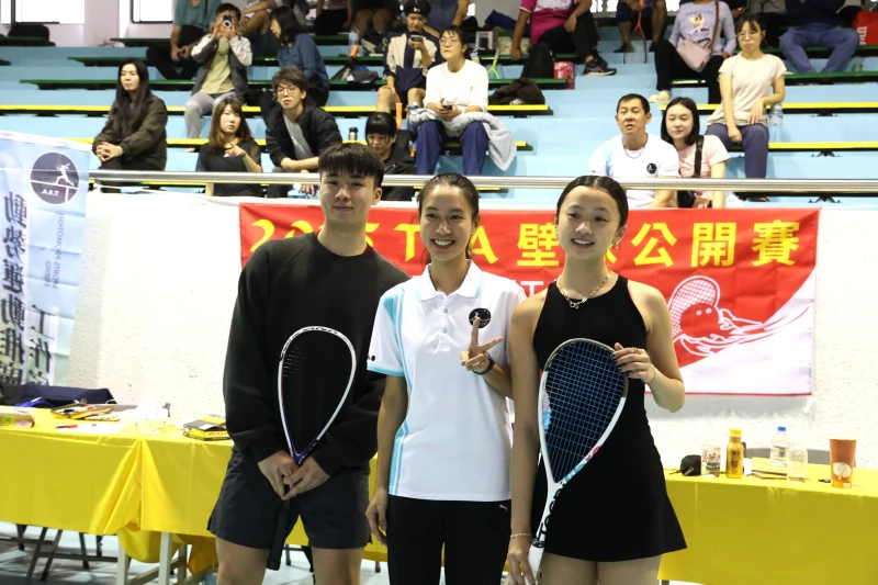 前青年國手蔡欣倫(左)和在美國水牛城就讀的16歲新秀小將徐宛雅(右)都特別從美國搭機回台參加王媛中辦的比賽。TSA動勢運動推廣工作室提供