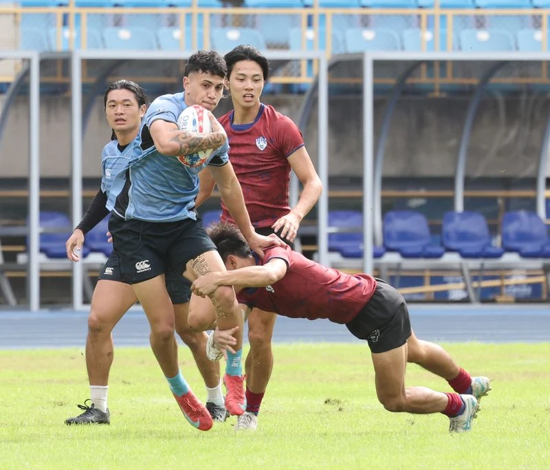 第六屆台北元坤盃七人制國際大專橄欖球邀請賽在台北田徑場熱鬧開踢，北市大(藍衣)靠著再見達陣逆轉擊敗台體大。元坤運動文創產業有限公司提供