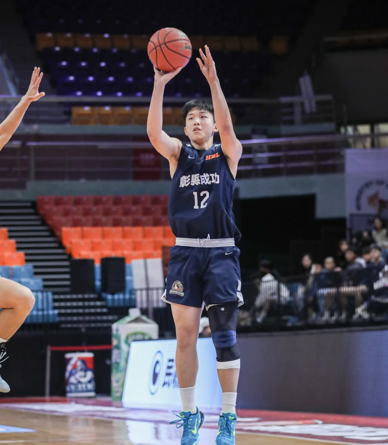 成功兄弟檔哥哥余玄胤進4記三分彈。高中體總提供