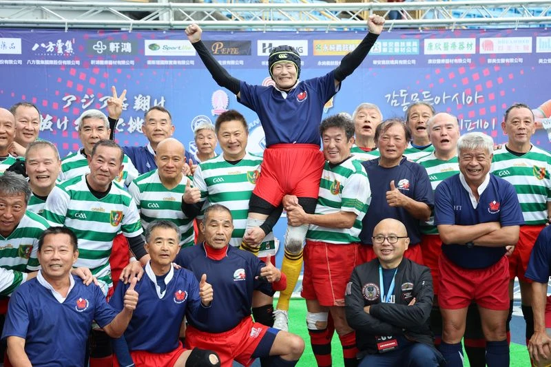 第六屆台北元坤盃七人制國際大專橄欖球邀請賽在台北田徑場熱鬧開踢，創辦人杜元坤院長親自下場參加長春組的表演賽。元坤運動文創產業有限公司提供