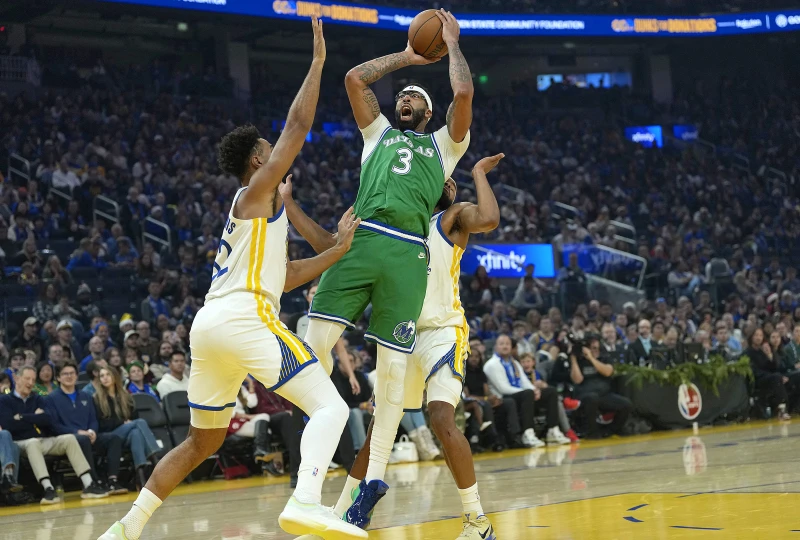 獨行俠球星戴維斯(Anthony Davis),在昨天與勇士的聖誕大戰中,僅出賽10分53秒就無預警傷退。法新社