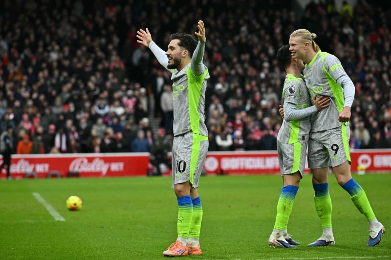 靠著切爾基(Rayan Cherki，左)的一傳一射助曼城拿下勝利。法新社