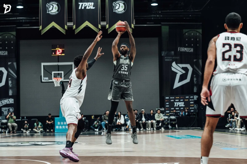 霍爾曼(Aric Holman) 繳出 22 分 20 籃板 7 助攻 4 抄截。官方提供