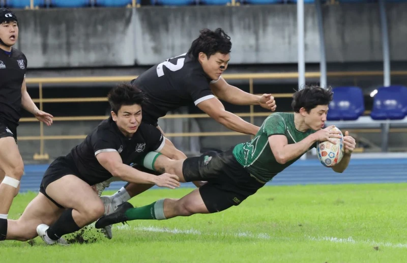 第六屆元坤盃國際大專七人制橄欖球邀請賽28日在台北田徑場圓滿落幕，尋求四連霸的台灣大學(綠衣)，四強賽不敵政大，衛冕夢碎。元坤運動文創產業有限公司提供