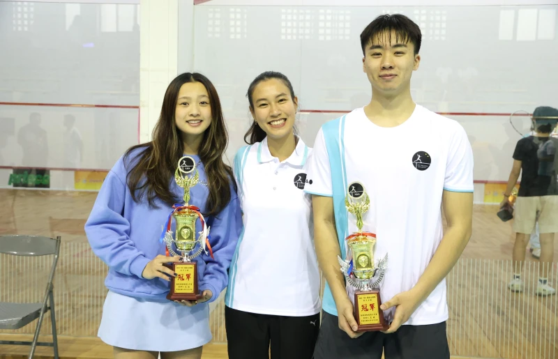 壁球甜心王媛(中)舉辦賽事特別從美國趕回台參賽的蔡欣倫(右1)和徐宛雅都拿下冠軍。TSA動勢運動推廣工作室提供