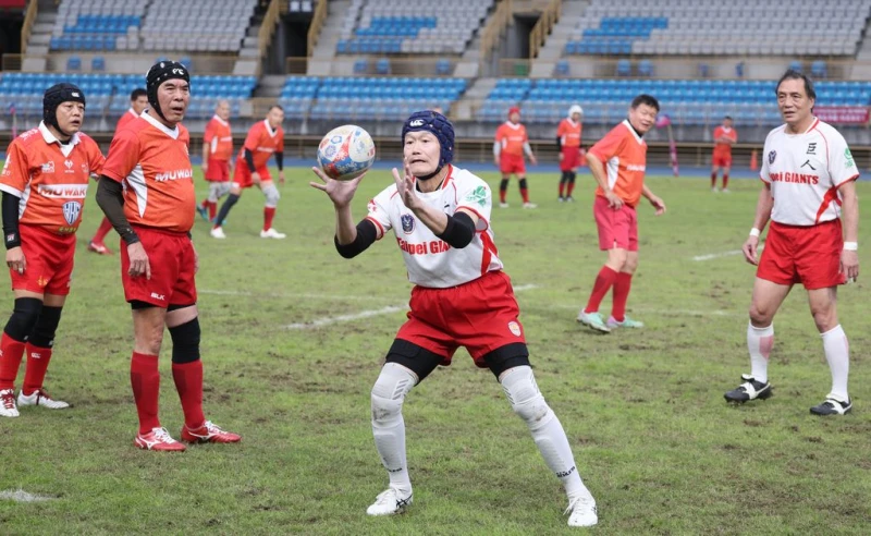 第六屆元坤盃國際大專七人制橄欖球邀請賽28日在台北田徑場圓滿落幕，創辦人杜元坤院長長青OB組比賽，展現出熱愛橄欖球的熱情與活力。元坤運動文創產業有限公司提供