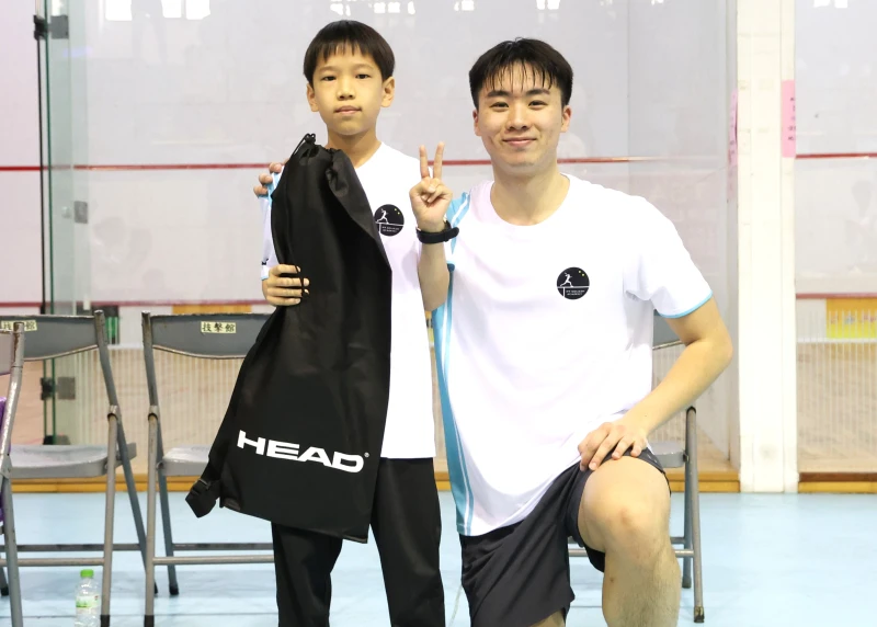 美國紐約大學「台灣隊長」蔡欣倫右還把抽中的球拍送給兒童組小朋友。TSA動勢運動推廣工作室提供
