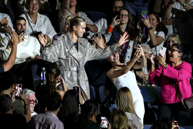 世界球后莎芭蓮卡穿著銀色外套酷炫出場。法新社