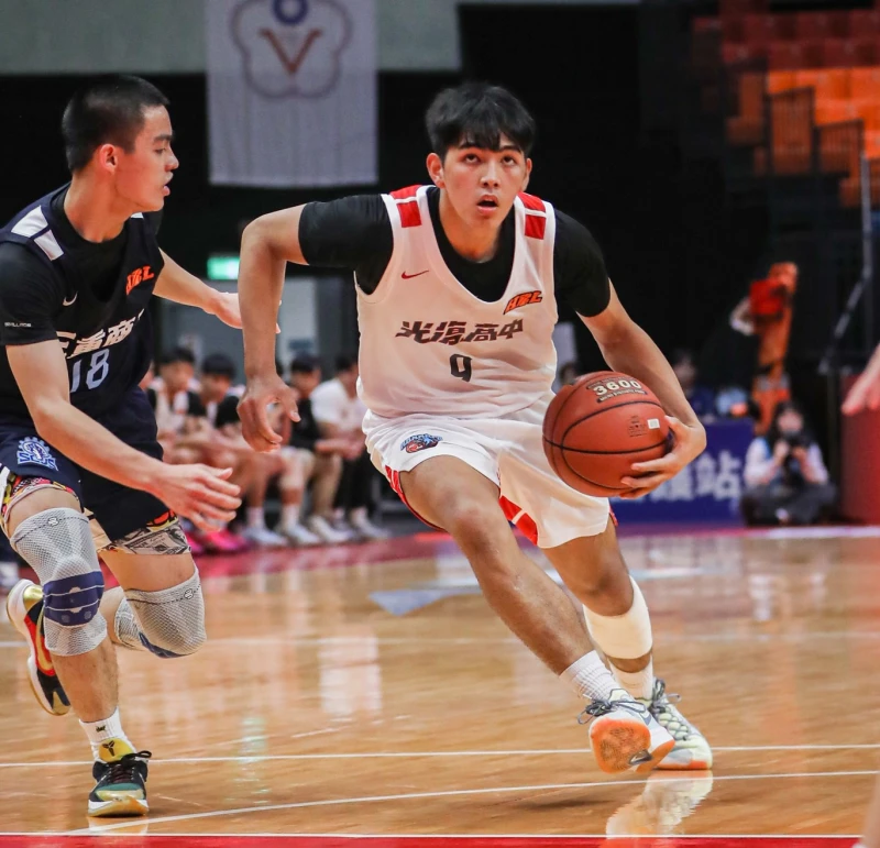 光復高二前鋒何鉦凱21分7籃板8助攻及抄截阻攻 各4 。高中體總提供