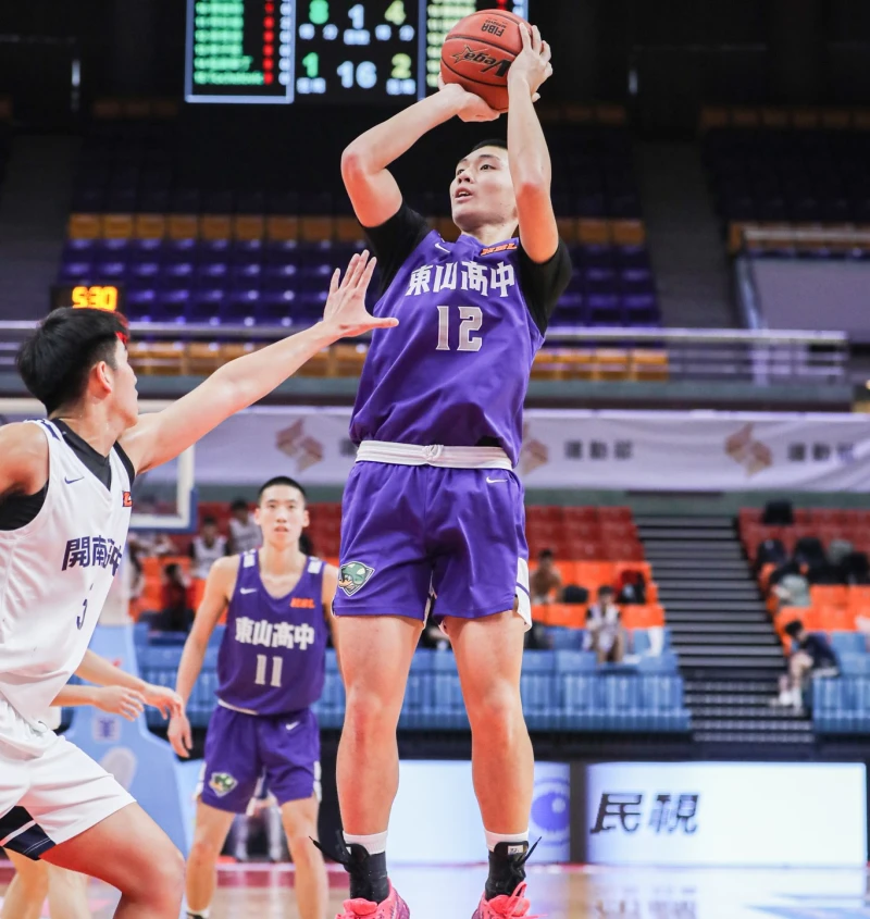 東山黃紹恩23分10籃板雙十。高中體總提供