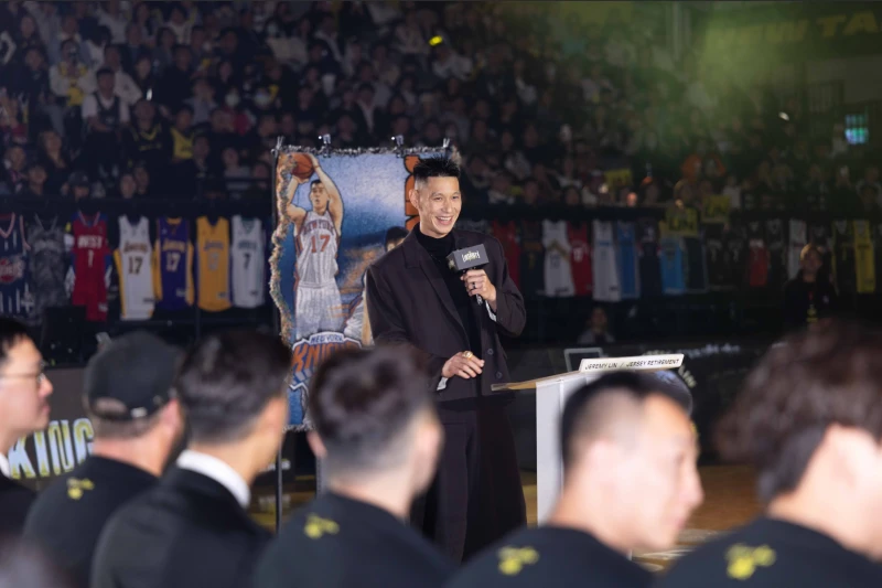 林書豪在他各隊球衣環繞下分享球員生涯小故事。新北國王提供