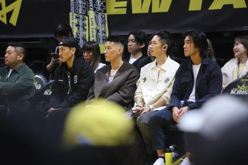 林書豪與好友坐鎮場邊觀戰。陳楷攝