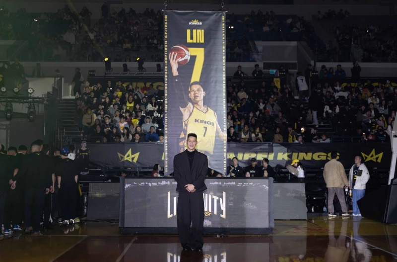 林書豪的球衣退休拉上球場。新北國王提供