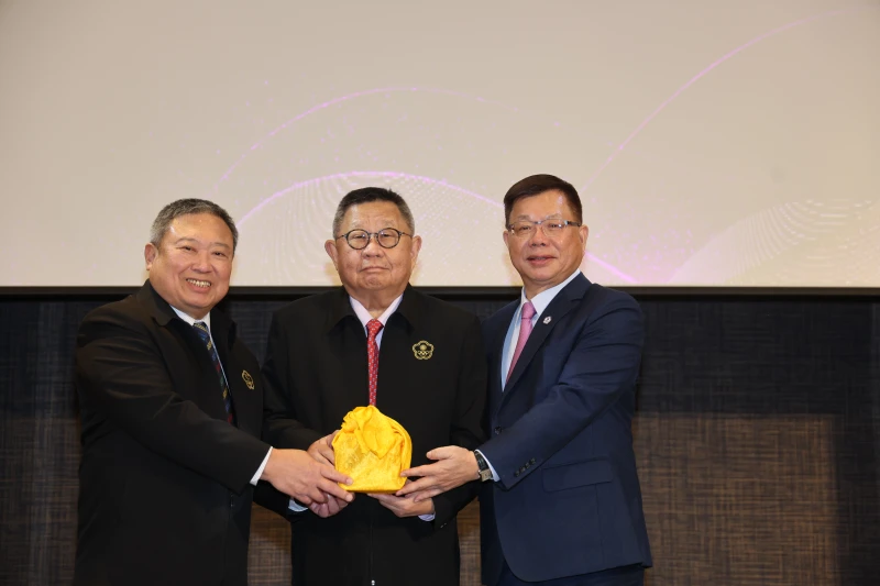 第13、14屆主席交接，由林鴻道(左1)將印信交給蔡家福(右1)。李天助攝