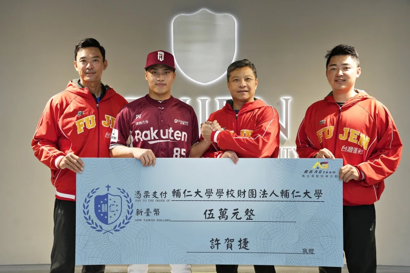 教練團與校長藍易振合照。官方提供