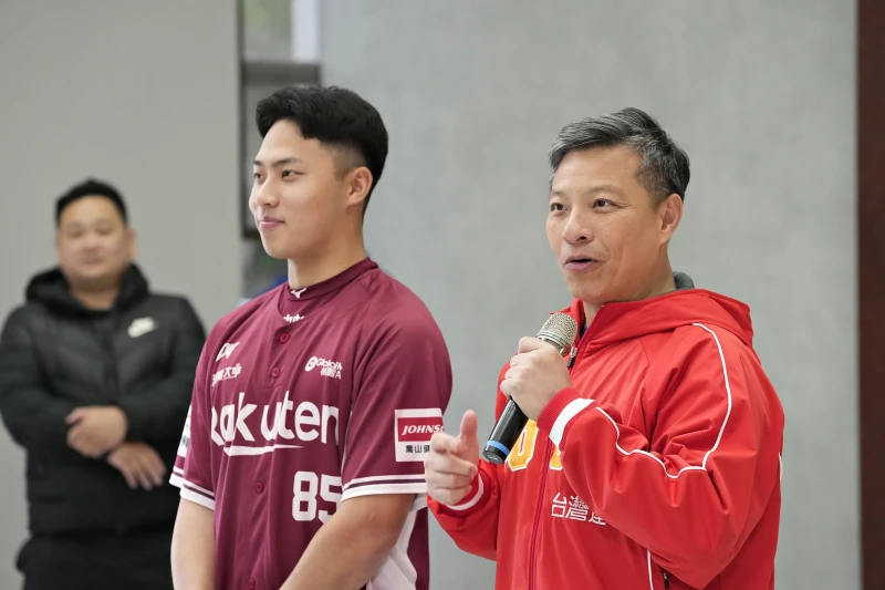 校長藍易振與樂天桃猿新秀許賀捷。官方提供