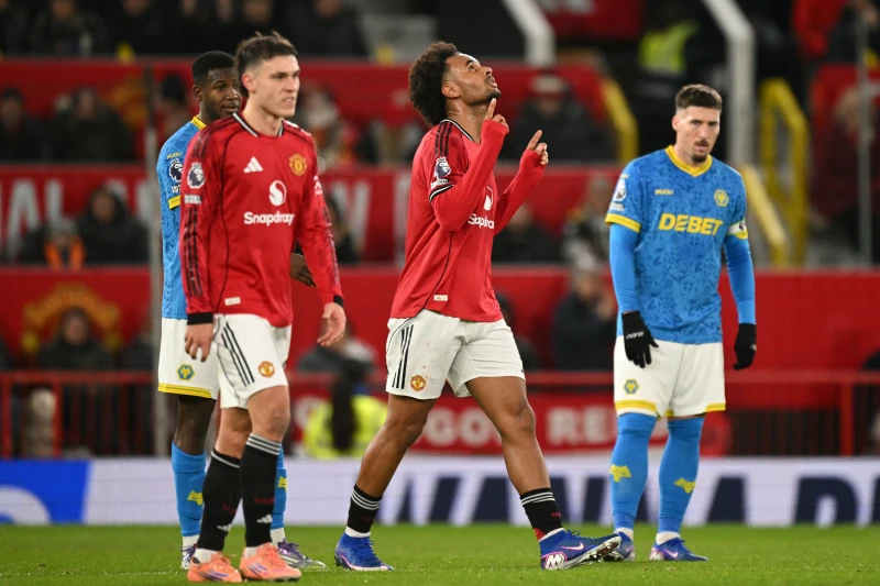 曼聯的齊爾克澤（Joshua Zirkzee，中）折射破門先進球。法新社