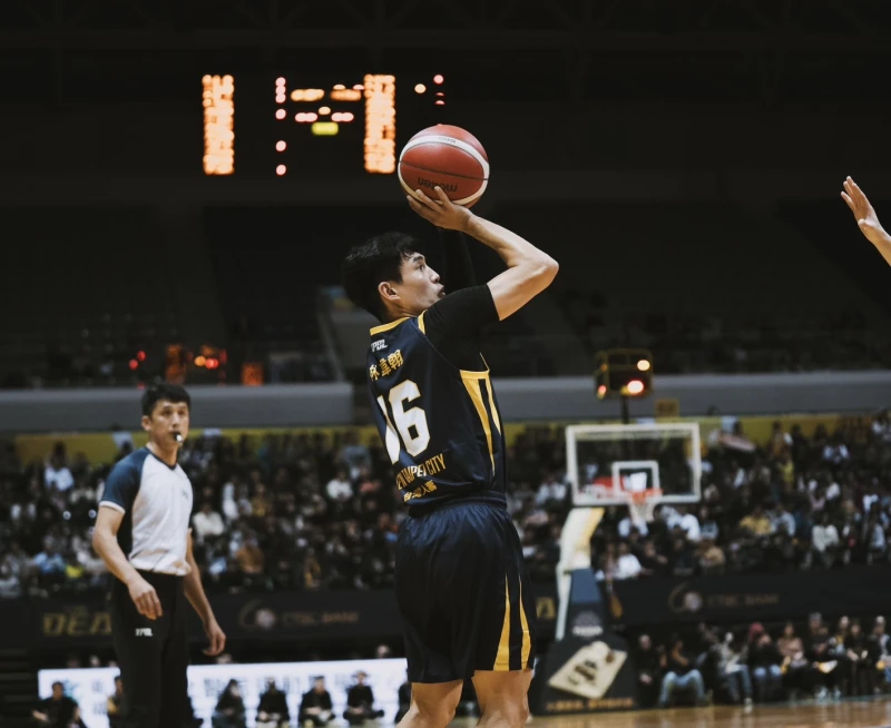 特攻林韋翰傷癒復出板凳出發攻下10分感謝訓練員。JIM攝